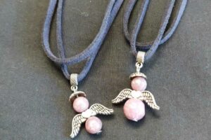 Suede setje met engel van lepidoliet