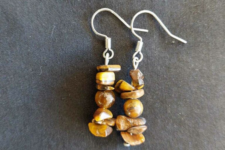 Chips oorbellen van tijgeroog