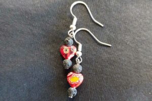 Hart oorbellen van lavasteen