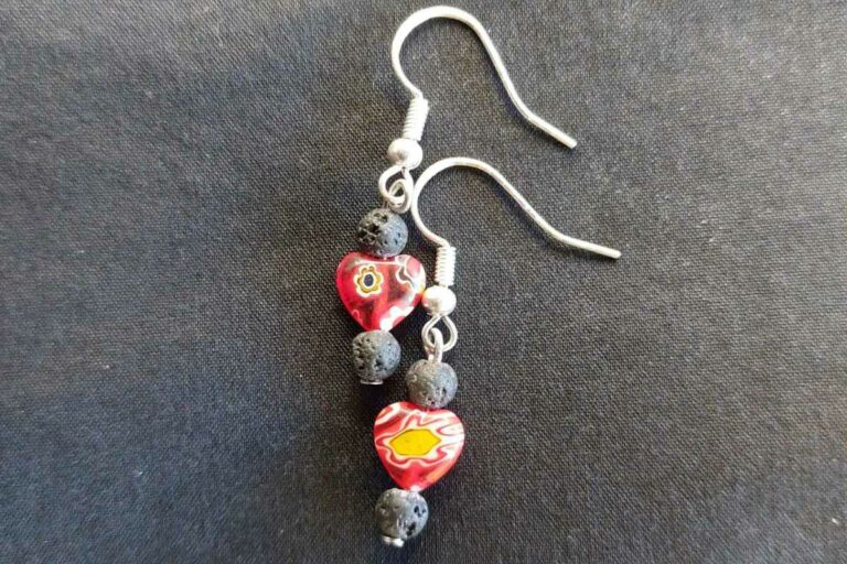 Hart oorbellen van lavasteen