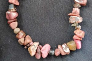 Chips armband van rhodoniet