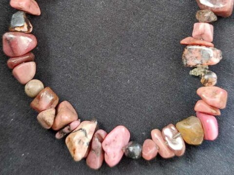 Chips armband van rhodoniet