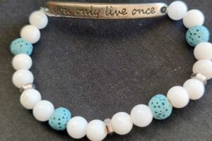 You only live once armband met lava