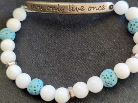 You only live once armband met lava