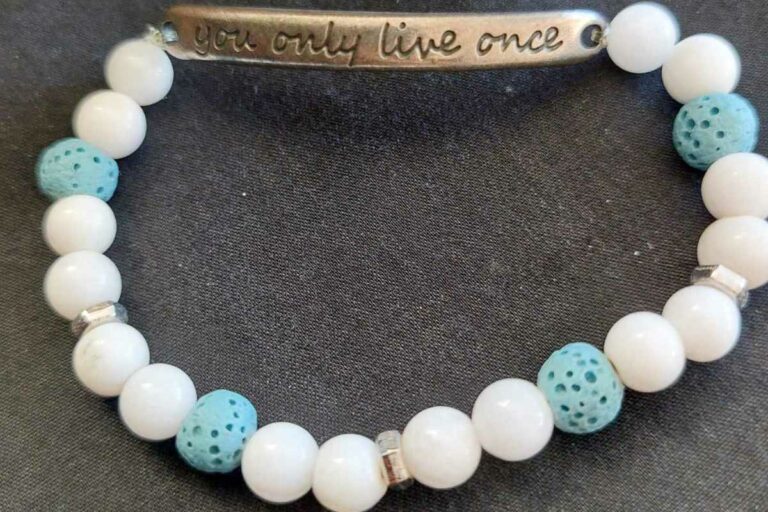 You only live once armband met lava