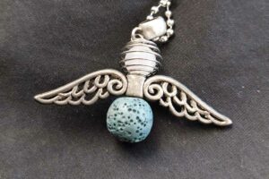 Ketting met engel met lavasteen