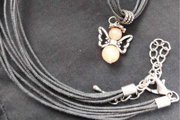 Ketting met engel van maansteen