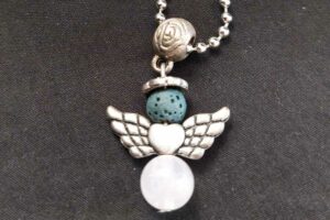 Ketting met engel van lavasteen