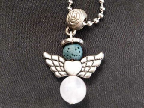 Ketting met engel van lavasteen
