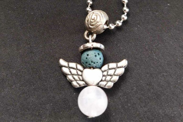 Ketting met engel van lavasteen