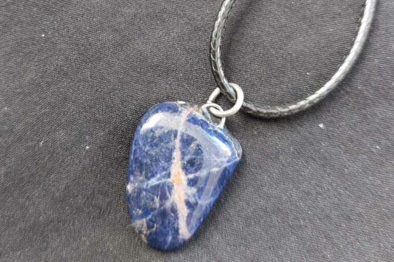 Ketting met hanger van lapis lazuli